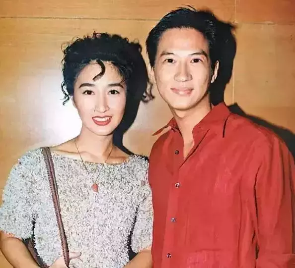 54歲關詠荷素顏帶女兒逛街,面容憔悴頭發枯黃盡顯老態!