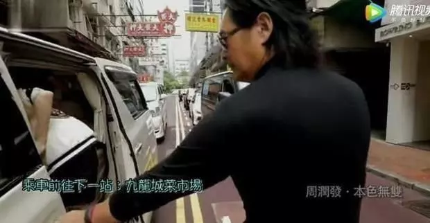周潤發坐車,看了他不經意間對司機的稱呼,突然明白:他為什麼能紅一輩子!