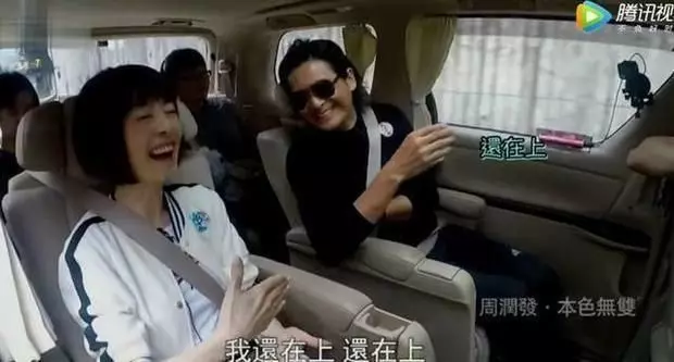 周潤發坐車,看了他不經意間對司機的稱呼,突然明白:他為什麼能紅一輩子!
