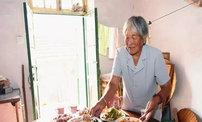 獨女考上大學,寡母請吃飯,全村怕借錢沒人去,大雨中駛來輛豪車