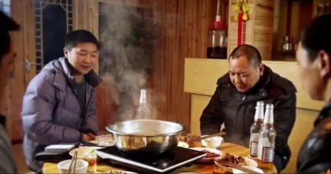 獨女考上大學,寡母請吃飯,全村怕借錢沒人去,大雨中駛來輛豪車