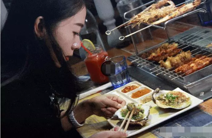 臺北正妹一人吃上千元烤串,站起來卻說沒錢,老闆的處理方法太絕了XDDD