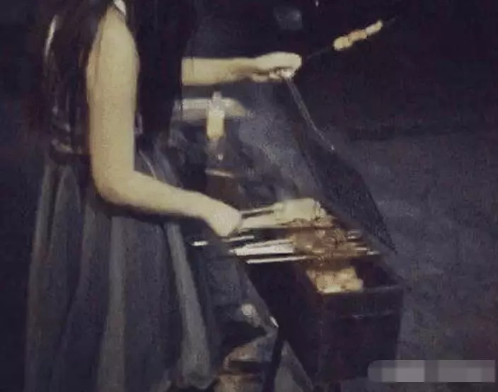 臺北正妹一人吃上千元烤串,站起來卻說沒錢,老闆的處理方法太絕了XDDD