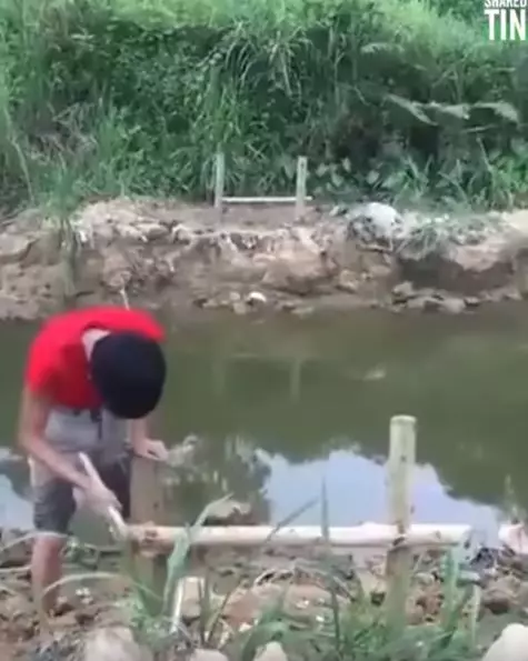 少年不忍心孩子們每天危險渡河,他竟順手「DIY出一整座橋」!成品讓大家全都看傻驚訝不已!