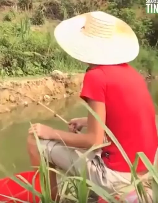少年不忍心孩子們每天危險渡河,他竟順手「DIY出一整座橋」!成品讓大家全都看傻驚訝不已!