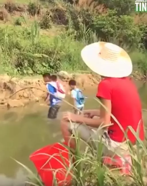 少年不忍心孩子們每天危險渡河,他竟順手「DIY出一整座橋」!成品讓大家全都看傻驚訝不已!