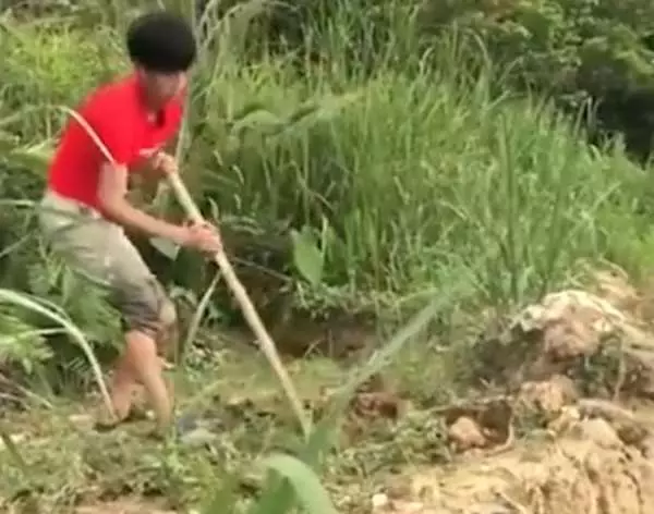少年不忍心孩子們每天危險渡河,他竟順手「DIY出一整座橋」!成品讓大家全都看傻驚訝不已!