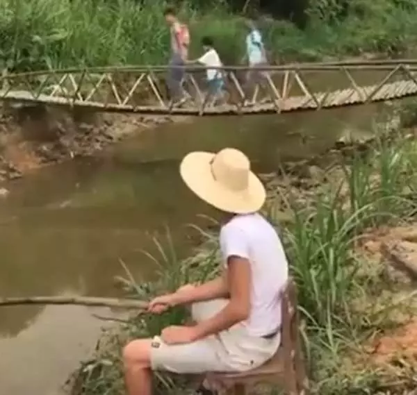 少年不忍心孩子們每天危險渡河,他竟順手「DIY出一整座橋」!成品讓大家全都看傻驚訝不已!