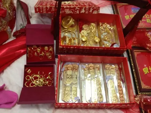 女兒要嫁角頭老大的兒子,女方父母竟說「沒兩百萬聘金」免談!角頭老大「霸氣神回」,對方瞬間傻眼!