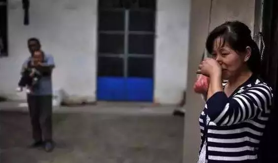 兒子結婚莫名收到10萬現金,婚禮當天看到來人,我癱坐在地
