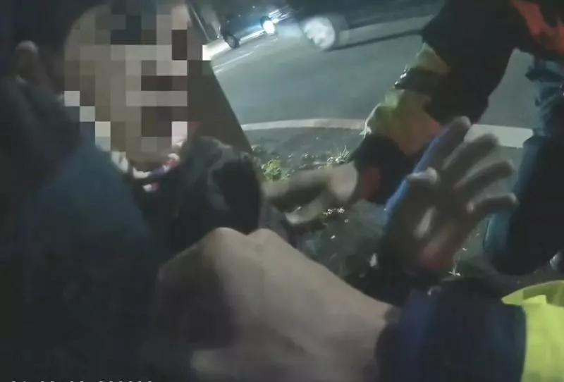 男子寒流夜騎車身體失溫,暖警「脫下外套幫披上還貼心餵湯」,網友大讚:「有你們真好!」