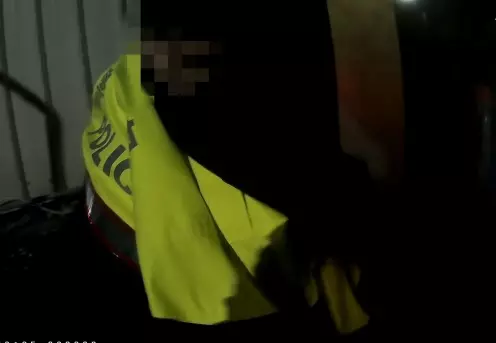 男子寒流夜騎車身體失溫,暖警「脫下外套幫披上還貼心餵湯」,網友大讚:「有你們真好!」