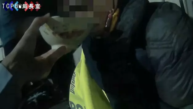 男子寒流夜騎車身體失溫,暖警「脫下外套幫披上還貼心餵湯」,網友大讚:「有你們真好!」