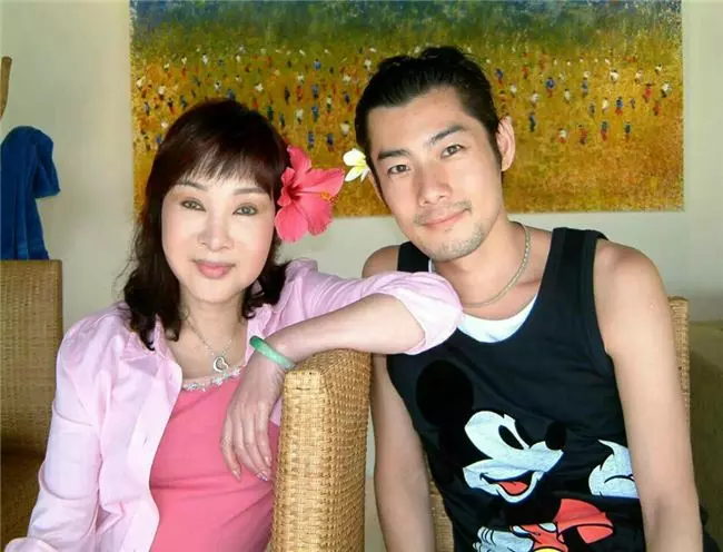 一直夢不見過世的母親,43歲施易男至今走不出傷痛,還曾因太思念而決定「這樣做」,讓人看了心痛!