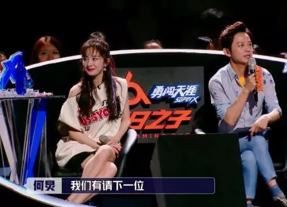 女明星為防曝光有多拼？楊冪蛇形坐姿，熱巴用手捂，秦嵐動手縫！