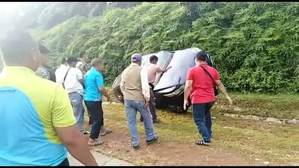 休旅車撞傷摩哆騎士,眾人合力將其掀翻,現場看見穿迷彩服的軍人!