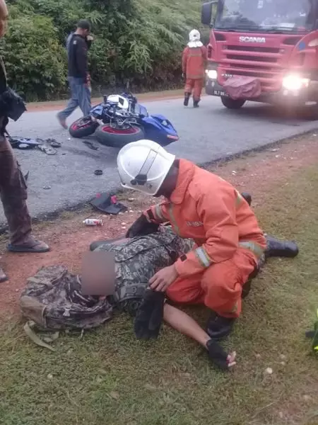 休旅車撞傷摩哆騎士,眾人合力將其掀翻,現場看見穿迷彩服的軍人!
