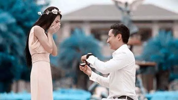 我撿個女嬰收養,卻被父母趕出門,多年後女兒報恩方式讓我哭了