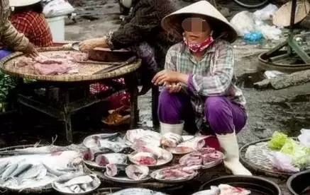我撿個女嬰收養,卻被父母趕出門,多年後女兒報恩方式讓我哭了