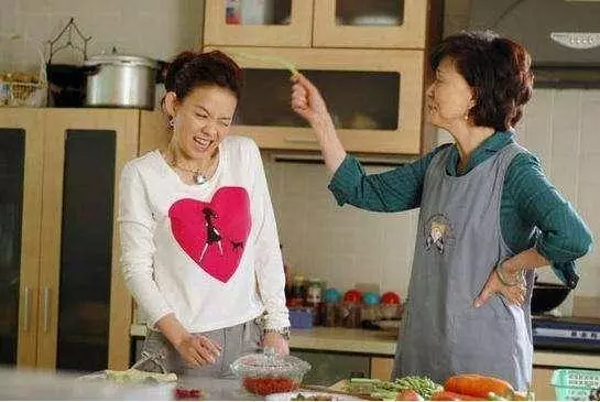 我撿個女嬰收養,卻被父母趕出門,多年後女兒報恩方式讓我哭了