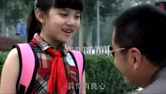 4歲小女孩被男子用糖果帶進工地宿舍,爸爸推門而入看到床上的「這一幕」緊咬雙唇顫抖