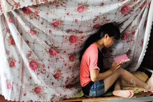 4歲小女孩被男子用糖果帶進工地宿舍,爸爸推門而入看到床上的「這一幕」緊咬雙唇顫抖