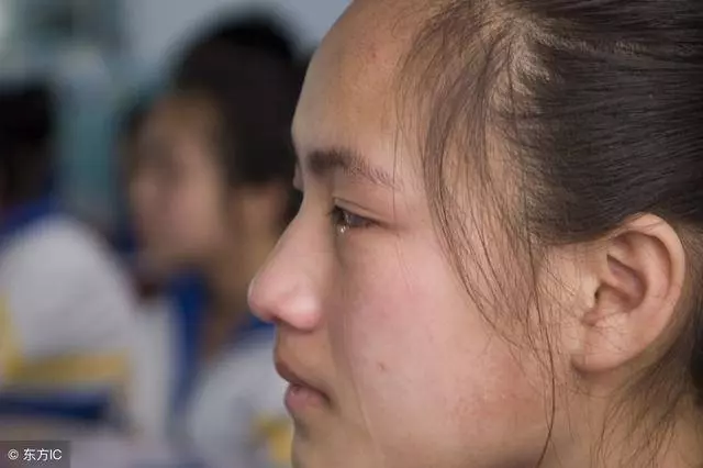 父親去世後我贍養繼母,我結婚她給的東西,我決定送她回老家!