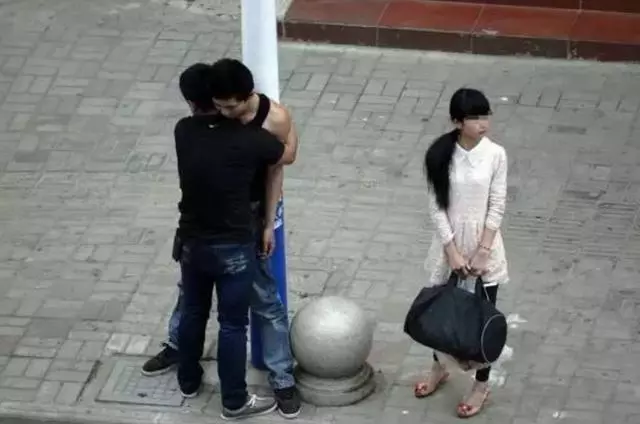 兩男子街頭緊緊抱在一起,路過女孩聽到說話後,果斷打了110