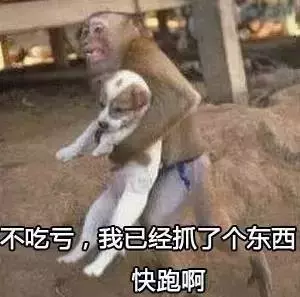 兩男子街頭緊緊抱在一起,路過女孩聽到說話後,果斷打了110