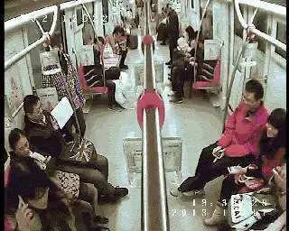 兩男子街頭緊緊抱在一起,路過女孩聽到說話後,果斷打了110