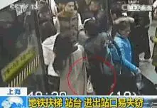 兩男子街頭緊緊抱在一起,路過女孩聽到說話後,果斷打了110