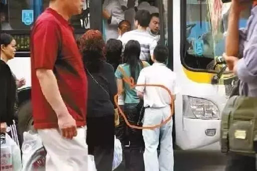 兩男子街頭緊緊抱在一起,路過女孩聽到說話後,果斷打了110