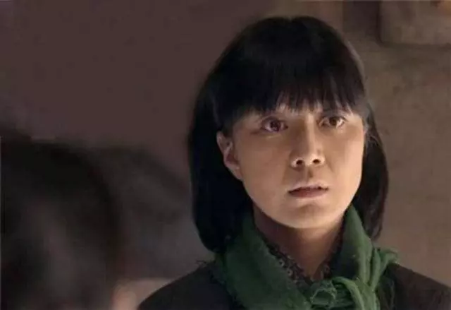 婆婆去世,7歲孫女非睡遺體旁,兒媳起疑躲床下,天亮後含淚報警