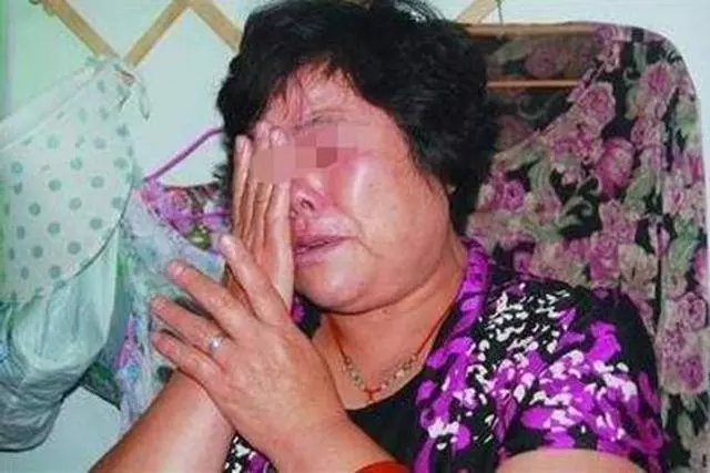 婆婆去世,7歲孫女非睡遺體旁,兒媳起疑躲床下,天亮後含淚報警