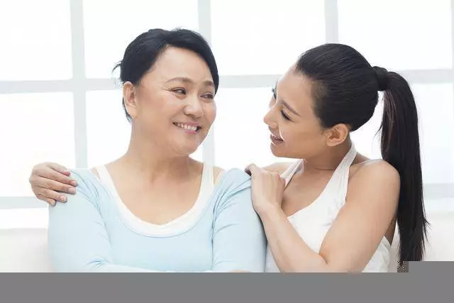 父親病重我到處借錢,老婆外出忘帶手機,螢幕一亮我果斷把婚離了
