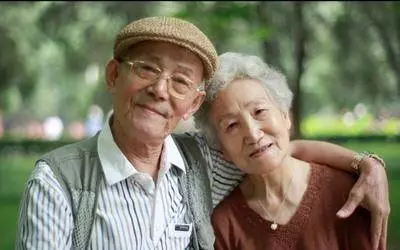 父親病重我到處借錢,老婆外出忘帶手機,螢幕一亮我果斷把婚離了