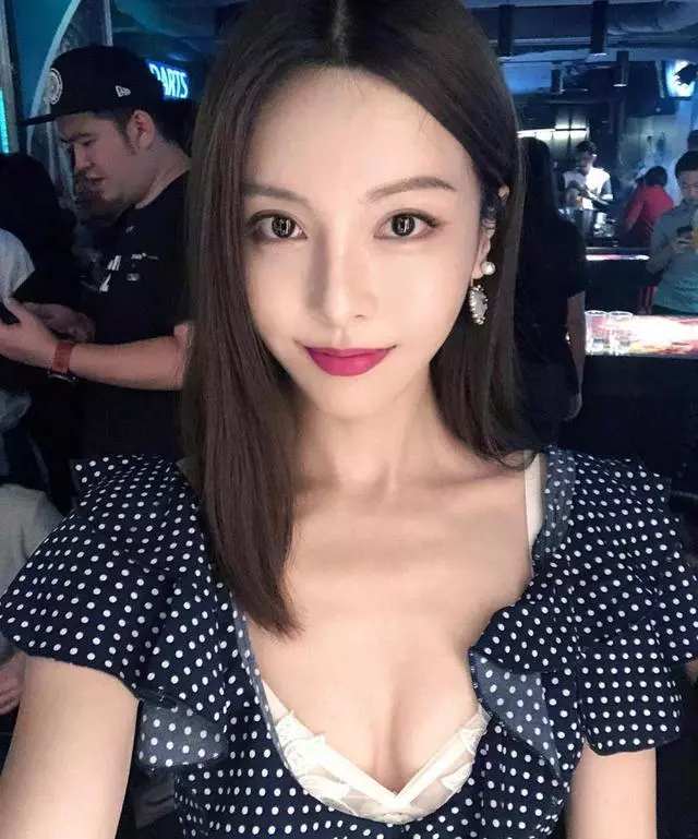 世界最美鋼琴家,華裔鋼琴女神「氣質仙女臉蛋」驚艷全球,辣曬「體脂12%絕美身材」網友再暴動