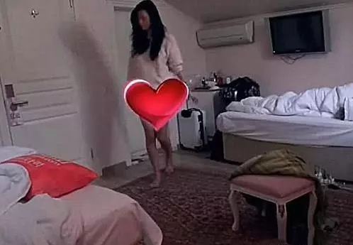 志玲姐姐夜晚起床上廁所, 卻忘記全天拍攝的攝像頭, 網友: 別打碼