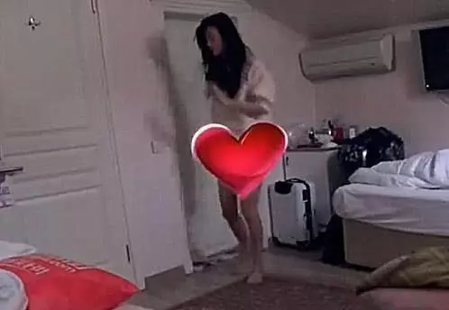 志玲姐姐夜晚起床上廁所, 卻忘記全天拍攝的攝像頭, 網友: 別打碼