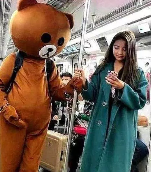 網紅熊在捷運調戲正妹,引正妹怒拔頭套,,下一刻全車人笑瘋