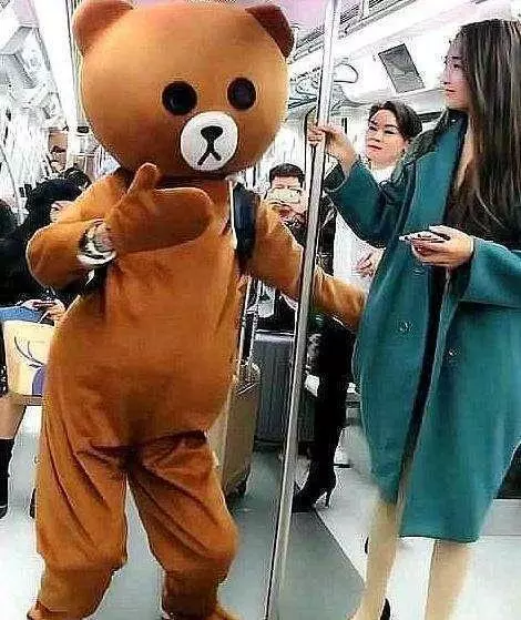網紅熊在捷運調戲正妹,引正妹怒拔頭套,,下一刻全車人笑瘋