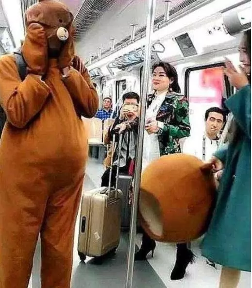 網紅熊在捷運調戲正妹,引正妹怒拔頭套,,下一刻全車人笑瘋