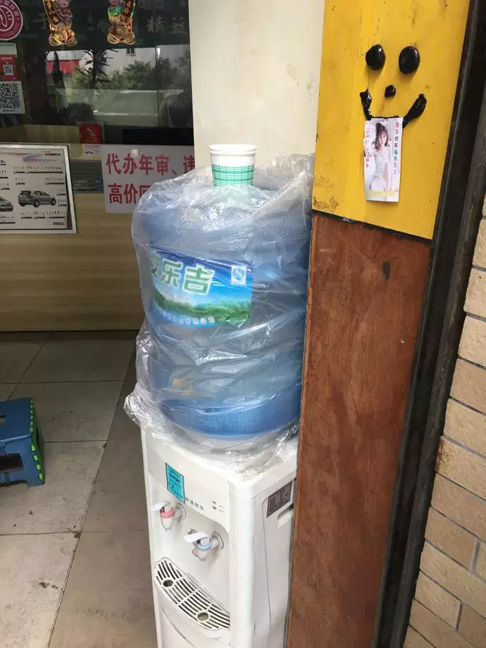 候機大廳好無聊,多虧有個很胸的正妹陪伴著