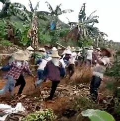 候機大廳好無聊,多虧有個很胸的正妹陪伴著