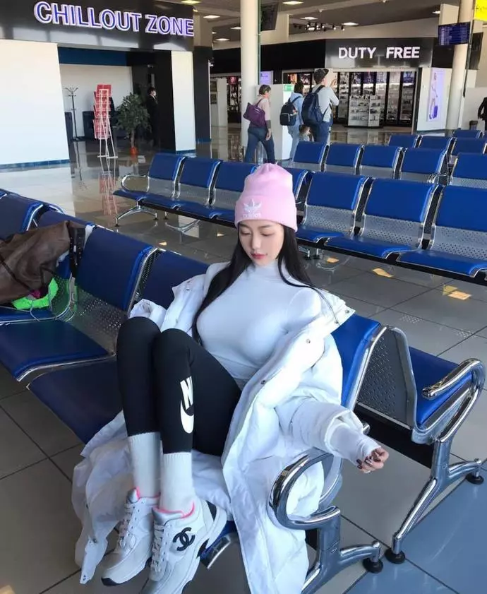 候機大廳好無聊,多虧有個很胸的正妹陪伴著