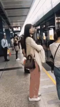 候機大廳好無聊,多虧有個很胸的正妹陪伴著