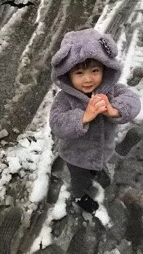 候機大廳好無聊,多虧有個很胸的正妹陪伴著