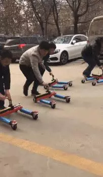 候機大廳好無聊,多虧有個很胸的正妹陪伴著
