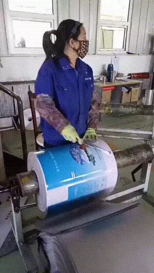 候機大廳好無聊,多虧有個很胸的正妹陪伴著