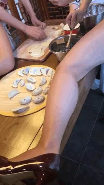 候機大廳好無聊,多虧有個很胸的正妹陪伴著